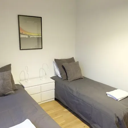 The Is Bright Modern With A Spacious Living Room, Two Bedrooms And A Balcony Overlooking The Common Yard. Köpenhamn