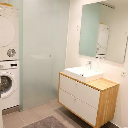 Lägenhet The Is Bright Modern With A Spacious Living Room, Two Bedrooms And A Balcony Overlooking The Common Yard. *