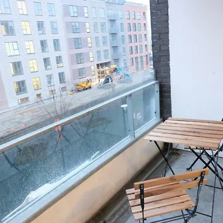 The Is Bright Modern With A Spacious Living Room, Two Bedrooms And A Balcony Overlooking The Common Yard. Lägenhet Köpenhamn